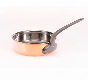 Olla de cobre con revestimiento de acero inoxidable y mango de hierro fundido para uso en cocinas de gas y cocinas de inducción. - Product Image 1