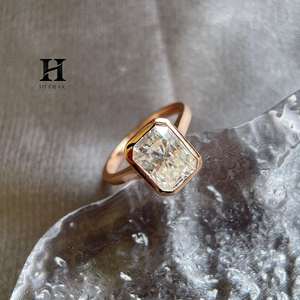 Bague de fiançailles moderne en or rose 14 carats avec diamant de laboratoire taille radiant 2 carats, sertie clos, certifiée, pour mariage - Product Image 4