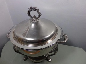 Recipiente redondo de acero inoxidable con tapa y asa decorativa para servir en buffet a precio económico - Product Image 2