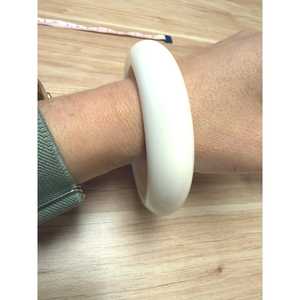 กำไลข้อมือเรซิ่นสีขาวทำมือ ทรงโดมโค้งมน หนา น้ำหนักมาก งานเรซิ่นเนื้อแน่น สีงาช้างนม ดีไซน์โดดเด่น - Product Image 3