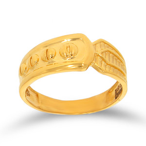 Bague de Luxe Dorée pour Homme, Large Bande avec Motif Ovale en Relief, Détails Géométriques Intricats, Bijou de Créateur - Product Image 1
