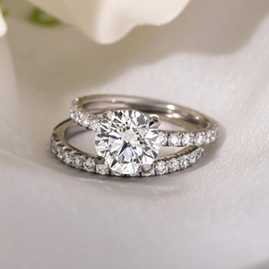 Bague de fiançailles en diamant de laboratoire taille ronde 2,50 carats, solitaire brillant avec alliance demi-éternité pavée - Product Image 1