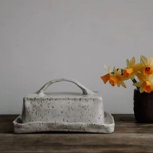 Mantequillera Estilo Rústico con Tapa de Arco y Acabado Esmaltado Moteado, Bandeja Profunda para Servir, Elegante Solución para Almacenar Mantequilla en la Cocina - Product Image 3