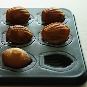 Moule à micro-madeleines bébé 25 cavités, forme petite coquille, en acier au carbone antiadhésif, compatible four, pour snacks en bouchées - Product Image 2