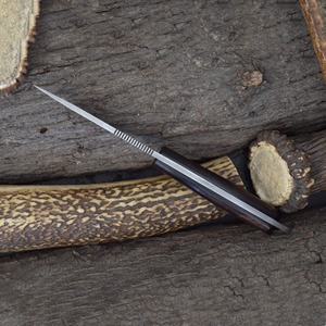 Cuchillo de Caza Hecho a Mano de Grado Industrial con Hoja Dentada de Acero de Damasco, Mango de Madera de Palisandro, Funda de Cuero, Personalización OBM - Product Image 4