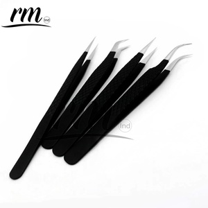 Pince à épiler pour extensions de cils RMI personnalisée, noire, avec différentes pointes, en acier inoxydable, finition poudrée - Product Image 3