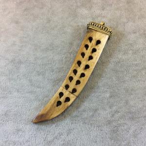 Colgante de Hueso de Buey Tallado a Mano con Diseño Floral, de Origen Ético: Marrón y Dorado con Detalles Blancos y Marrones |   Incrustaciones Tribales de Latón - Product Image 1