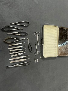 Kit d'instruments de microchirurgie vasculaire et manuelle, comprenant pinces microvasculaires et ciseaux à suture, pour utilisation en salle d'opération, par Tegra - Product Image 4