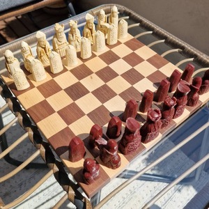 Plateau de jeu en bois massif artisanal, éco-responsable, échecs en bois faits à la main, design antique, bois moderne léger - Product Image 5