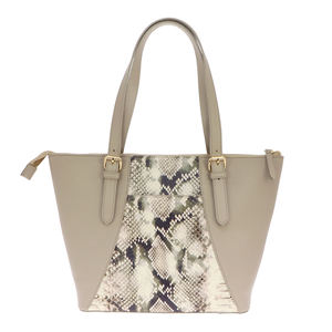 Ce sac à main présente un design sophistiqué avec une couleur beige neutre - Product Image 1