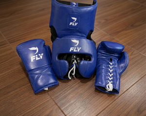 Set de Guantes de Boxeo MMA Fly Superlace, Cuero Vacuno Personalizado, Antideslizantes, Transpirables, Protector de Cabeza y Protector Inguinal Azul - Product Image 1