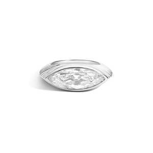 Bague de fiançailles solitaire de luxe en or 14K avec diamant de laboratoire CVD IGI taille marquise serti clos, 2,5 carats, texturé et effilé, style East West - Product Image 3