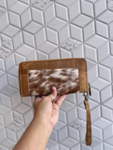 Portefeuille Western en Cuir de Vachette à Poils pour Femme, Pochette Élégante en Cuir de Vachette avec Poils, Étui pour Cartes et Téléphone, Collection Stylée pour Femme - Product Image 3