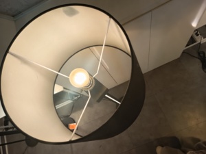 Lámpara de Pie Moderna E26 LED 12W con Pantalla de Tela Blanca, Base de Metal, Detalle Acrílico, Luz Blanca Fría, 1530mm de Altura - Product Image 5