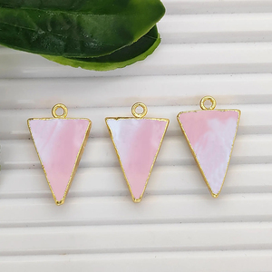 Breloque en calcédoine rose en forme de triangle, plaquée or, 20x15mm, faite à la main, connecteur pour la fabrication de bijoux - Product Image 2
