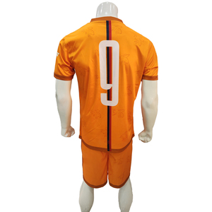 Ensembles d'uniformes de football personnalisés imprimés en couleur unie, 100 % polyester, anti-humidité, protection UV UPF 50+, respirants, antibactériens - Product Image 2