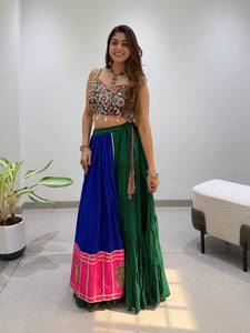 Lehenga Tradicional de Diseñador para Navratri, Especial de Rayón con Patrón Kali, Trabajo Gota Patti, Bordado con Espejos Reales, Largo hasta el Suelo - Product Image 3