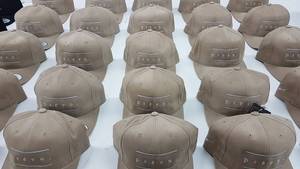 หมวกแก๊ปทรง Trucker แบบสั่งทำจาก Protect Style Apparels ขอบโค้ง ผ้าฝ้ายนุ่ม เย็บอย่างมืออาชีพ พร้อมโซ่ประดับด้านหน้า - Product Image 5