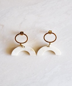Boucles d'oreilles créoles en corne de buffle, écologiques, faites à la main, motif écaille de tortue, polies, artisanat naturel - Product Image 3