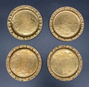 Plateau de service classique en laiton avec détails faits à la main, idéal pour servir thé, café et collations avec style lors d'événements familiaux - Product Image 3