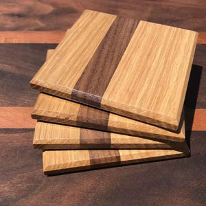 Ensemble de sous-verres carrés en bois naturel avec support pour tasses à thé, mugs à café et verres à cocktail – Essentiels pour la maison et le bar - Product Image 1