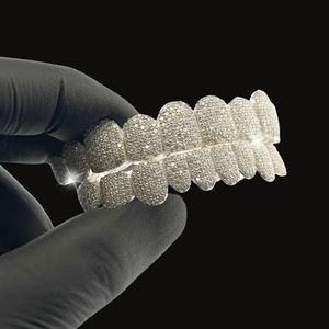 กริลล์ซแบบรังผึ้งพรีเมียมสั่งทำพิเศษ เงินแท้ S925 ประดับเพชรโมอิสซาไนต์ VVS ทรงเหลี่ยมเพชร  ของขวัญส่วนตัวสำหรับเขา - Product Image 2