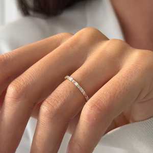 แหวนเพชรทรงบาแกตต์และทรงกลมแบบสลับกัน ฝังเพชรเต็มวง 14k ทองคำขาว ดีไซน์เรียบหรูบางเฉียบ น้ำหนัก 0.7 กะรัต แหวนแต่งงานแบบ Eternity - Product Image 4