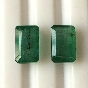 มรกตธรรมชาติจากแซมเบียคู่หนึ่ง น้ำหนักรวม 2.90 กะรัต ขนาด 8×5 มม. เจียระไนทรงมรกตแบบเหลี่ยมเพชรพลอย พลอยโปร่งแสง - Product Image 1