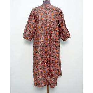 Robe midi élégante pour femme, coupe moderne, imprimé floral estival, col en V, style décontracté avec décoration à pompons, lavable en machine. - Product Image 6