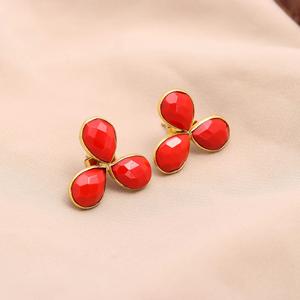 Boucles d'oreilles clous en corail rouge faites à la main, forme poire, plaqué or vermeil, sertissage clos, bijoux tendance pour fêtes ou cadeaux - Product Image 3