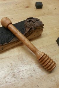 Bâtonnet à miel artisanal en bois réutilisable et moderne pour la cuisine – Outil pour bouteilles et boîtes – Disponible dans le monde entier - Product Image 2