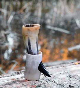 Corne à boire artisanale avec support, corne de buffle naturelle, mug à bière viking, cadeau médiéval pour homme - Product Image 1