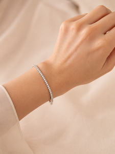 Bracelet tendance pour femme en argent plaqué, avec diamant de laboratoire taille princesse, couleur D, bijou classique pour mariage - Product Image 1