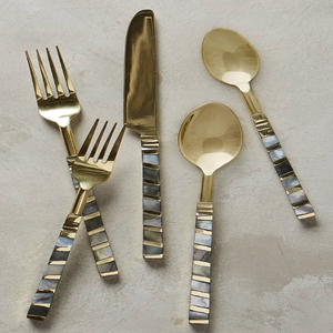 Couverts de luxe plaqués or avec des poignées crème de qualité supérieure, ornées de motifs dorés élégants. Disponibles à prix de gros. - Product Image 6