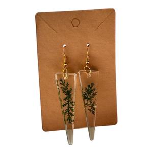 Pendientes Minimalistas Botánicos de Helecho Prensado en Resina con Marco Dorado, Inspirados en el Bosque, Artesanía en Resina - Product Image 3
