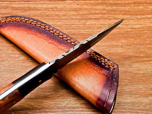 Couteau de chasse en acier Damas forgé à la main |   Couteau de camping EDC à lame fixe en acier au carbone, manche en bois de rose et résine, avec étui - Product Image 3