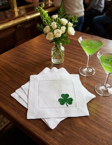 Serviettes de cocktail personnalisées en lin 100% brodé motif feuille porte-bonheur 6x6 pouces, ourlet festonné, durables et réutilisables pour événements à domicile, vente en gros - Product Image 1