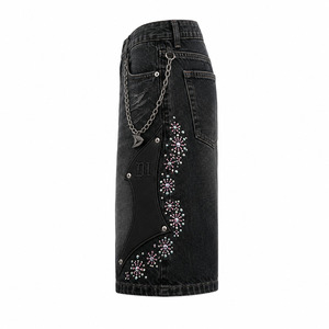 Shorts Bermuda Baggy Y2K en Jean Noir Délavé Crystal Shield pour Hommes avec Appliques en Cuir et Chaîne en Strass – Faible MOQ, Vente en Gros - Product Image 4