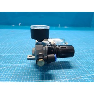 Ensemble filtre-régulateur d'air SMC AR2000-02G-R + AF2000-02-R + G36-10-01 d'occasion pour équipement semi-conducteur Legacy - Product Image 3