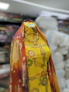 Dirac Fransawi jaune avec imprimé floral multicolore et châle à motifs dorés, tenue de luxe pour mariage somalien - Product Image 2
