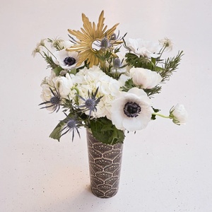 Jarrón Grande Hecho a Mano con Boca Ancha, 100% Hierro Esmaltado, Borde con Acabado Dorado a Mano, Diseño Personalizado con Patrón de Rosas, Ecológico, 26 cm, para el Hogar - Product Image 1