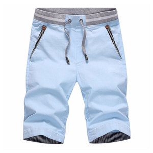 Pantalones cortos de hombre de tela suave y ajuste relajado, ligeros para uso diario con un diseño moderno y sencillo. - Product Image 1