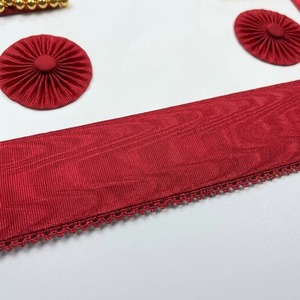 Insignia Personalizada de Tela Roja para Coser con Patrón Circular Bordado y Decoraciones de Cuentas Doradas Modelo MA-2 para Aplicación en Prendas - Product Image 4