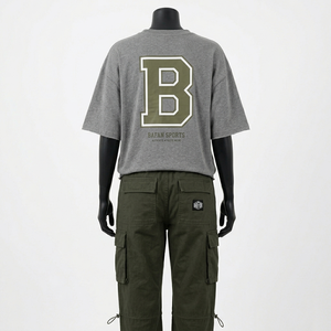 เสื้อยืดสีเทาผ้าฝ้ายพรีเมียม 220 GSM และกางเกงคาร์โก้สีเขียวมะกอก ชุดเซ็ตสตรีทแวร์สำหรับผู้หญิง พิมพ์ลายโลโก้ตามสั่ง ชุดเซ็ตสำหรับผู้หญิง - Product Image 4