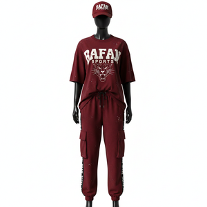 Ensemble deux pièces pour femme en molleton de coton de haute qualité, t-shirt et pantalon cargo à empiècements latéraux couleur bordeaux uni, logo imprimé personnalisé. - Product Image 6