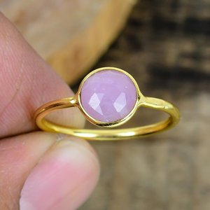 Bague artisanale en saphir rose rond de 5 mm, or 18 carats micro-plaqué sur argent sterling 925 - Product Image 3