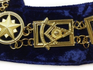 Collier de chaîne personnalisé Past Master Blue Lodge avec emblèmes en métal doré et velours bleu – Fabricant de regalia maçonniques - Product Image 4