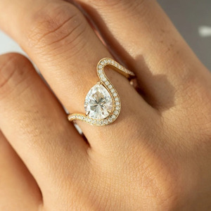 Bague de fiançailles solitaire en or pur 14 carats avec diamant de laboratoire 2 carats en forme de poire et bande pavée incurvée, bague empilable éternité bypass - Product Image 1