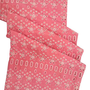 Tissu en coton rose tissé imprimé, respirant et léger, avec broderie Schiffli et découpe ajourée, très demandé pour robes de filles et femmes - Product Image 1