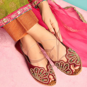 รองเท้าคุสซ่าผู้หญิง ดีไซน์ล่าสุด แฟชั่นคุณภาพสูง พื้นผ้ากำมะหยี่กันลื่น พิมพ์ลายทำมือ สีสันตามสั่ง - Product Image 3